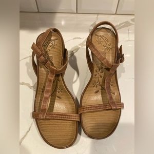 Women Kenneth Cole reaction brown tan wedge leather sandal shoe heel cork 7.5